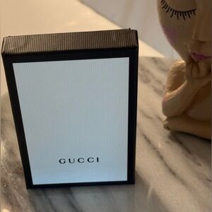 Gucci Small Black and White Gift Box in Very Good Condition